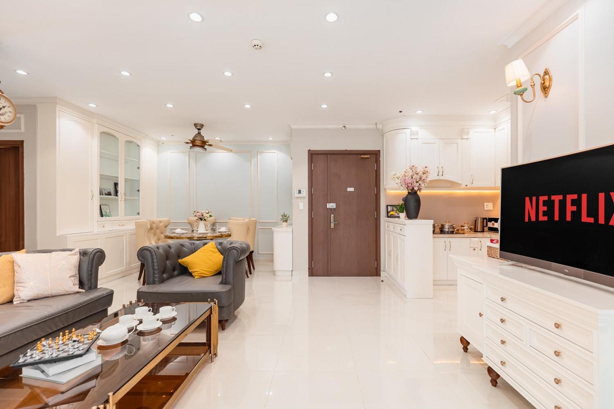 Căn hộ Spacious 4br Apat At Saigon Centre With Pool, Supermarket, View